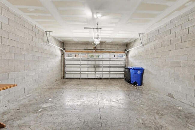 Building Photo - 5520 Kinglethill Dr