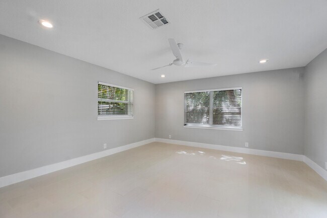 Building Photo - 2302 SW 10th St