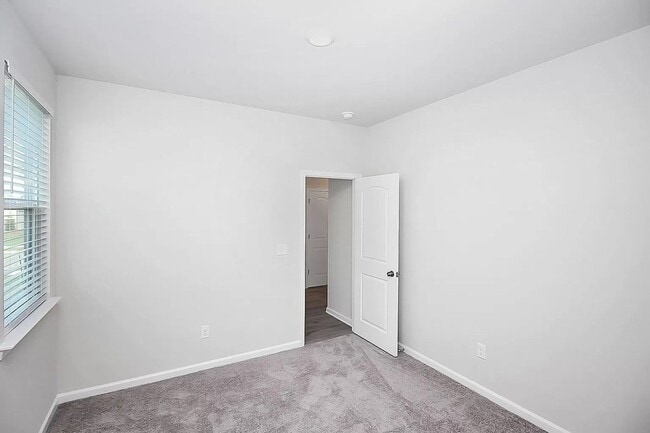 Building Photo - Home with 4 bedrooms, 3 full baths Fence in Yard