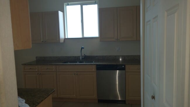 Building Photo - 1712 NE 9th Dr