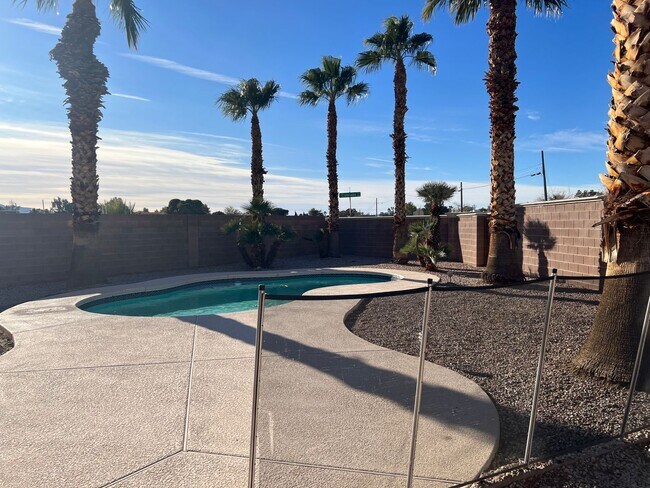 Building Photo - 4 Bedroom with Bedroom Downstairs, Pool, O...