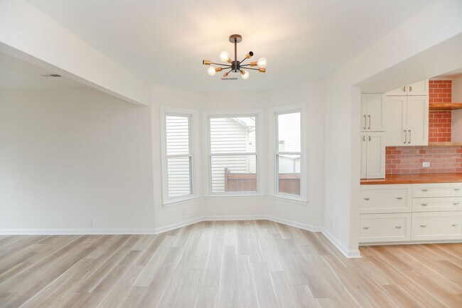Building Photo - Beautifully renovated 3 bed 2.5 bath home ...