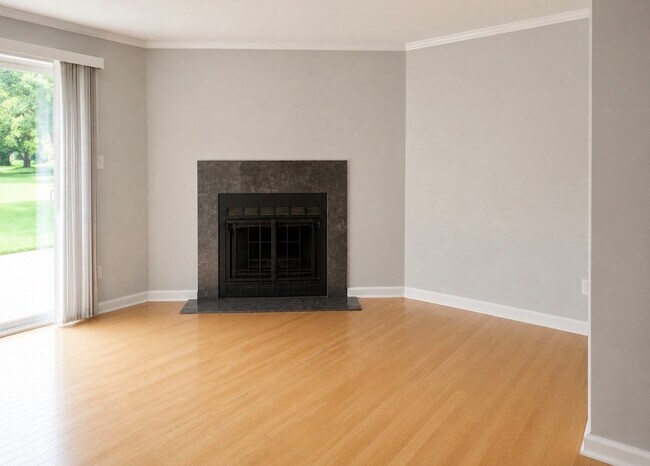 Building Photo - 520 E Spruce Dr