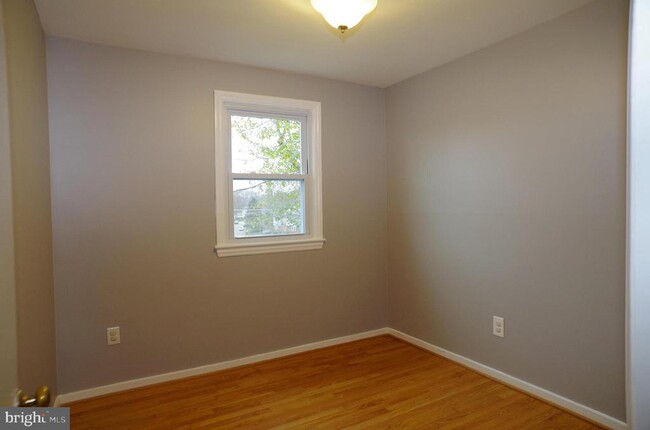Building Photo - 6956 Westhampton Dr