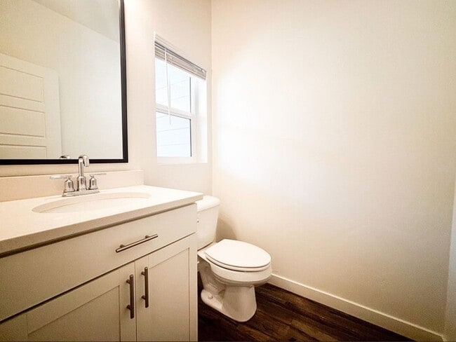 Building Photo - Clean, Bright, Open Town-Home in Lehi