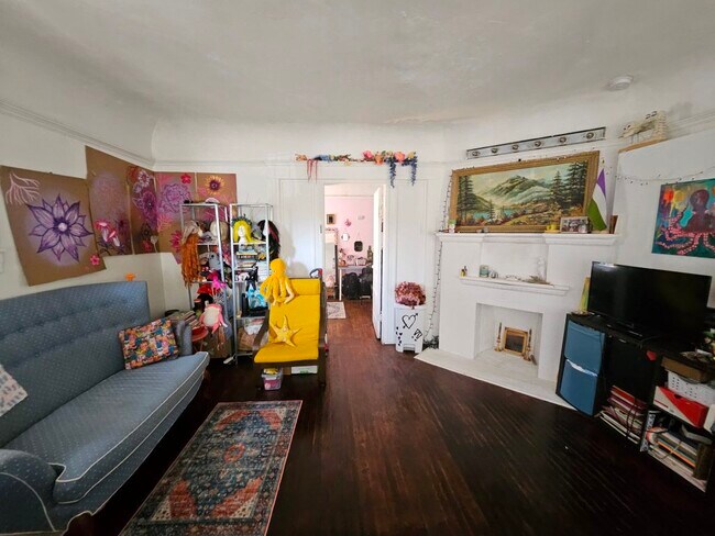 Building Photo - 2637 S Catalina St
