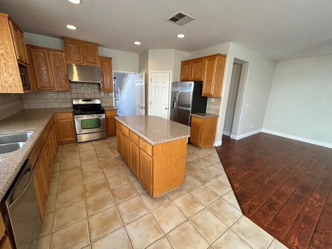 Building Photo - Spacious 4 Bed 3 Bath Home in Garin Community