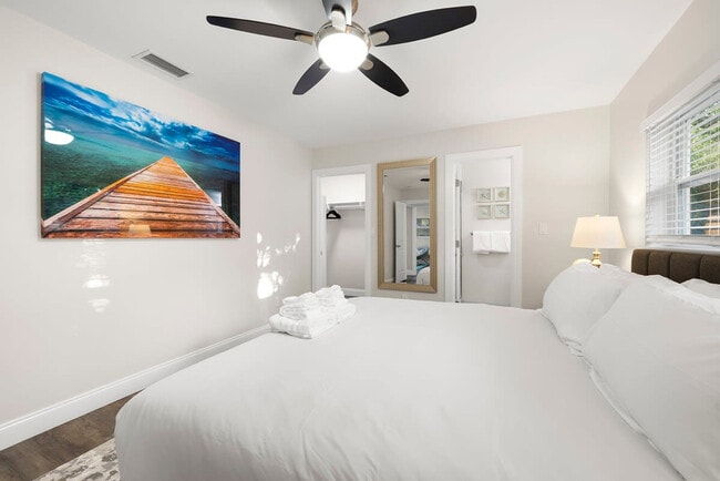 Building Photo - 802 Camelia Dr