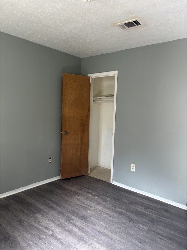 Building Photo - 622 Lake Glen Pl
