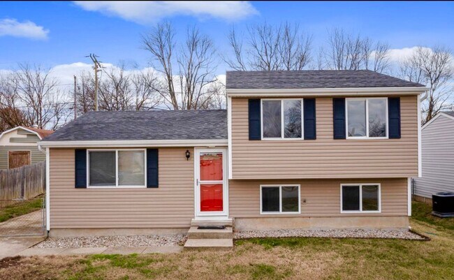 Primary Photo - Newly Renovated Hillview Bi-Level!