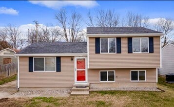 Building Photo - Newly Renovated Hillview Bi-Level! ASK US ABOUT OUR LONG-TERM LEASE SPECIAL TODAY!