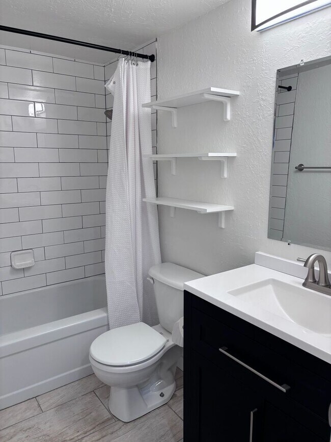 Building Photo - BIR225