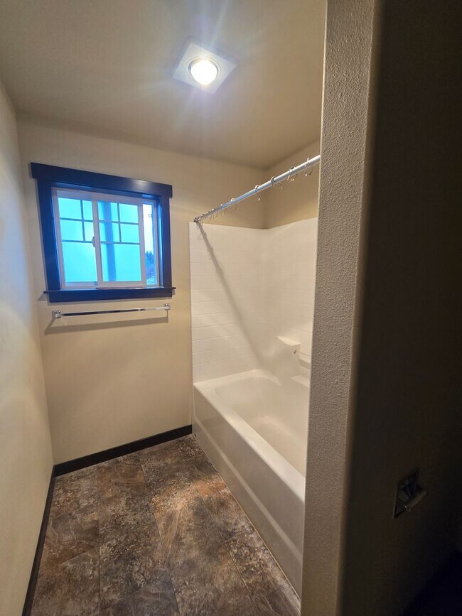 Building Photo - Welcome to this beautiful 4-bedroom, 2.5-b...