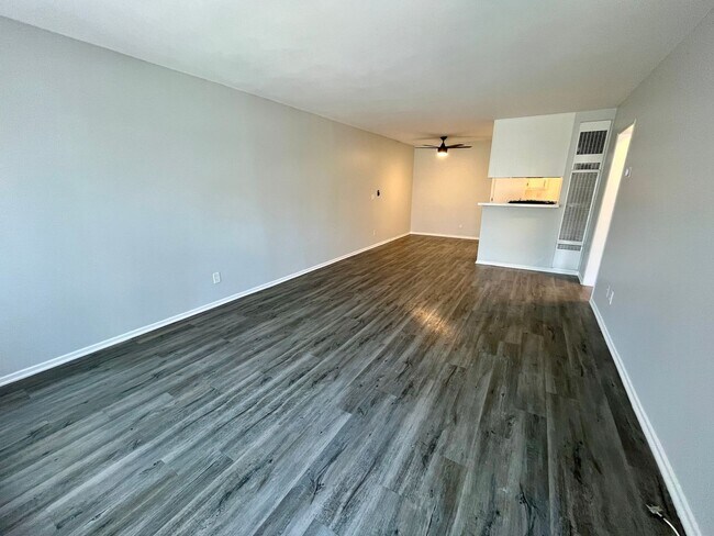 Interior Photo - 18400 Prairie Street