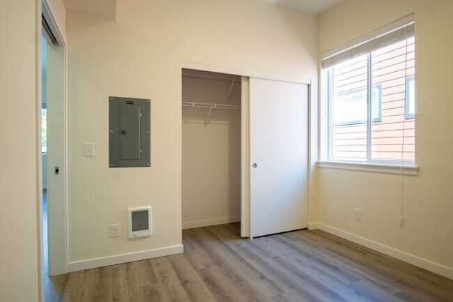 Building Photo - 6015 S Virginia Ave