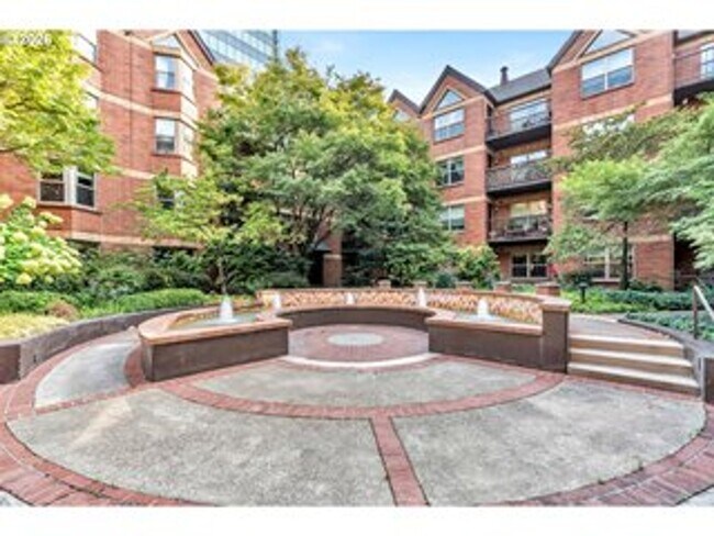 Building Photo - 1500 SW Park Ave