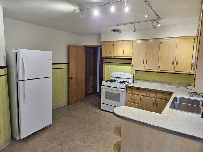 Building Photo - 5401 W Byron St