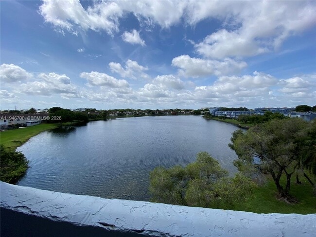 Building Photo - 9375 Fontainebleau Blvd