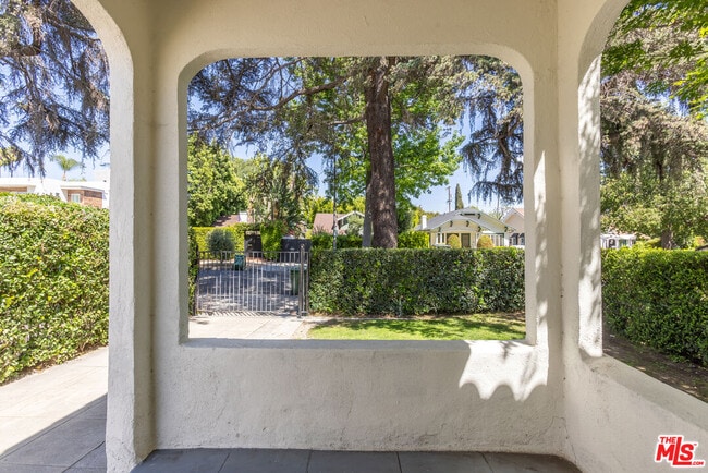 Building Photo - 1553 N Stanley Ave