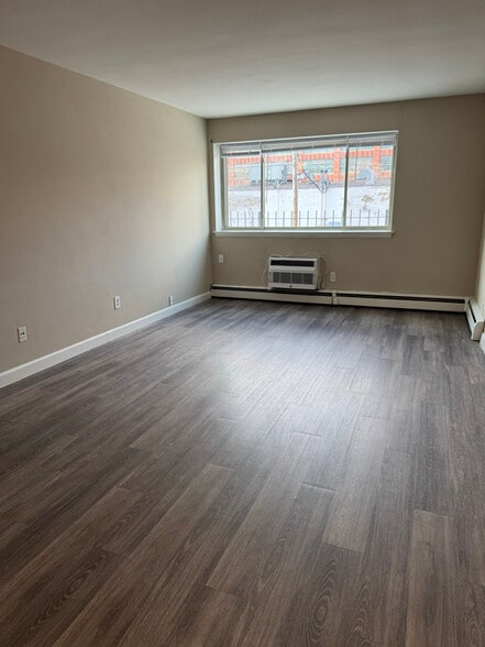 Building Photo - 2131 N Summit Ave