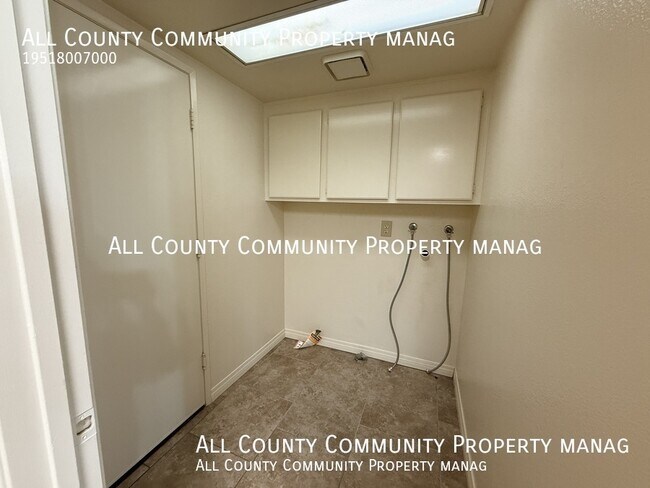 Building Photo - 2277 Oak Ave