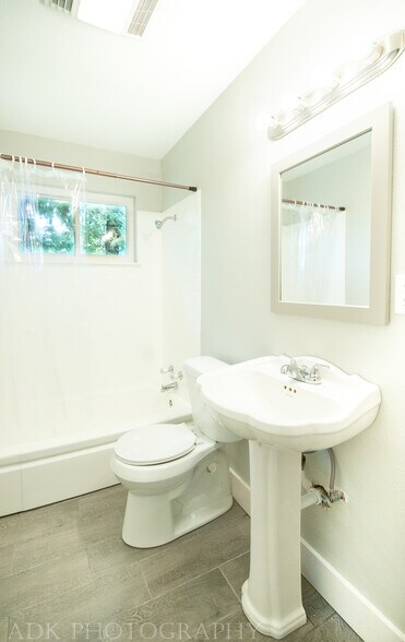 Building Photo - 113 E Bertha St