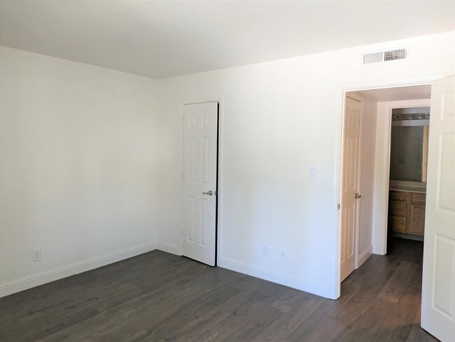 Building Photo - 2881 Huntington Blvd