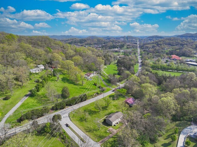 Building Photo - **ONE-SIDE-OF-A-DUPLEX HOME MINUTES FROM NASHVILLE WEST AND DOWNTOWN WITH A GORGEOUS LARGE YARD**