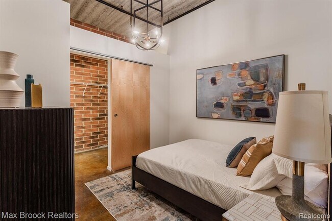 Building Photo - 333 E Parent Ave