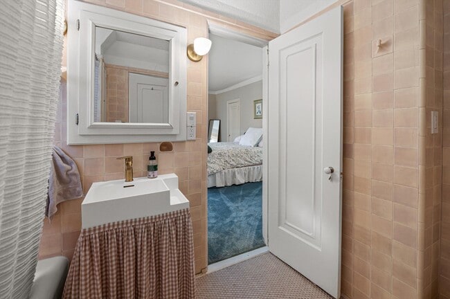 Building Photo - 2835 N Lake Dr