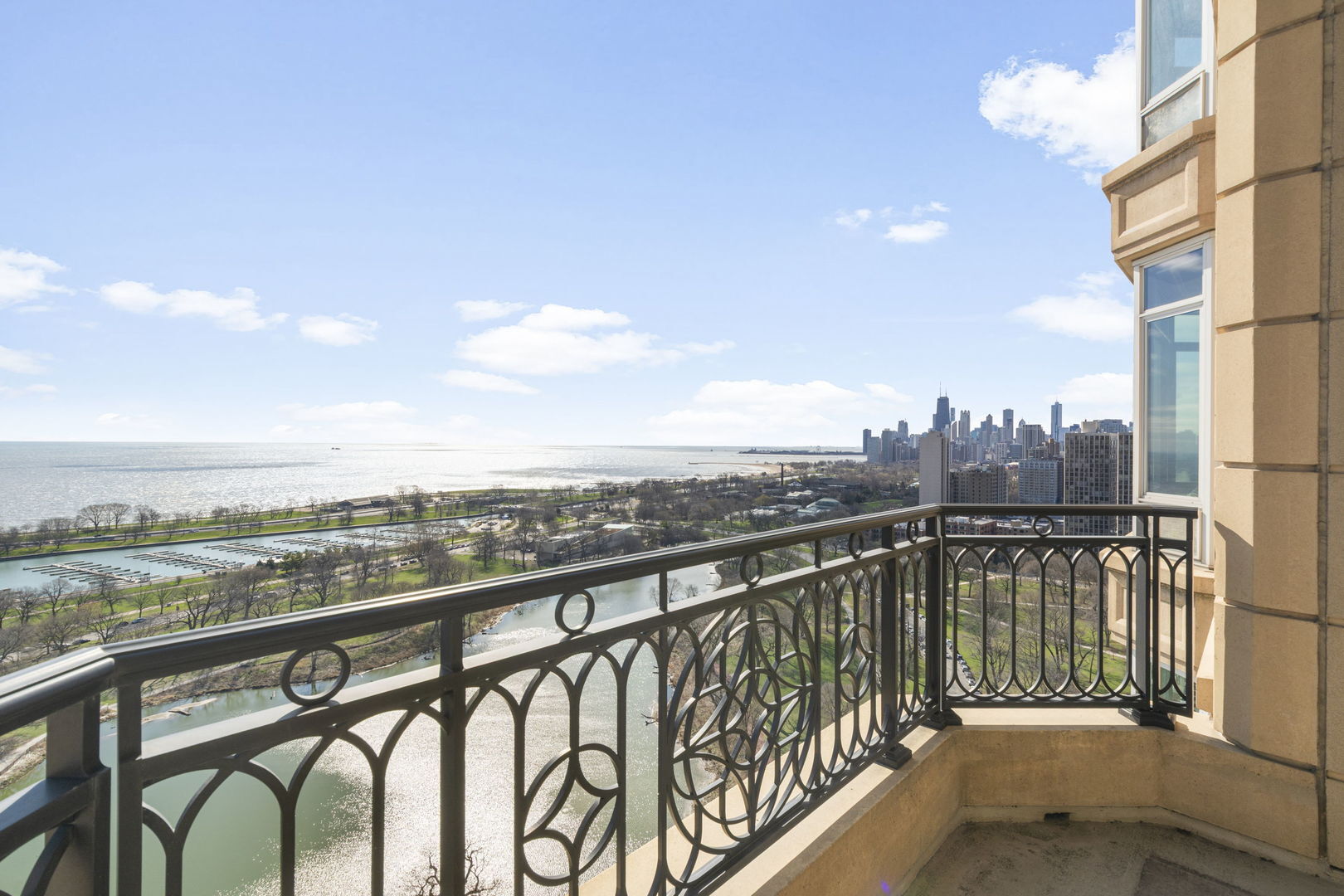 Building Photo - 2550 N Lakeview Ave