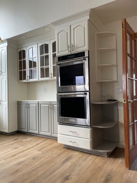 Building Photo - 717 Navaronne Way