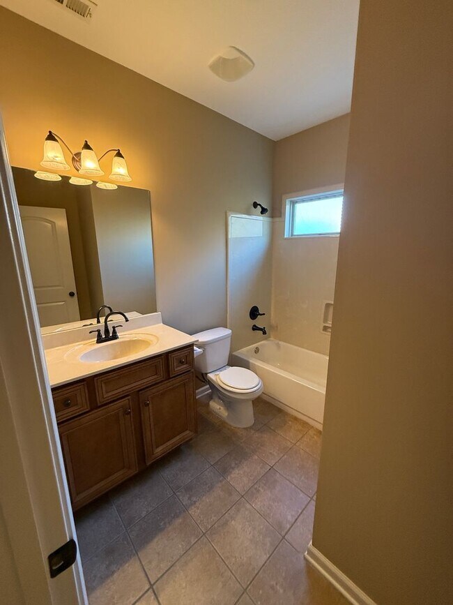 Building Photo - BEAUTIFUL SPACIOUS HOME IN BARTLETT