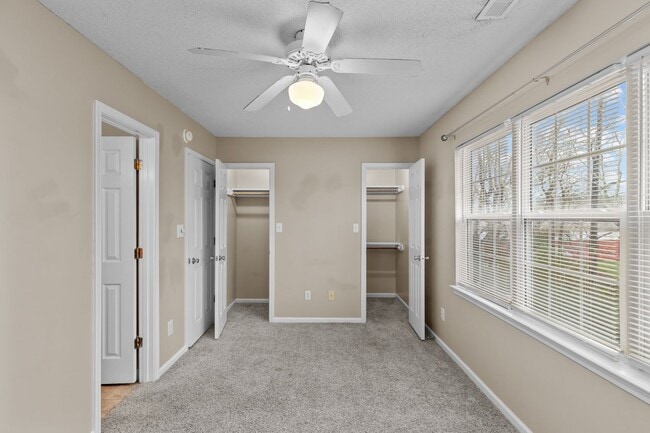 Building Photo - 2 Bed 2.5 Bath Townhome