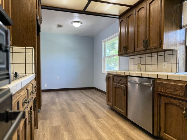 Building Photo - Spacious 2/2 home near shopping