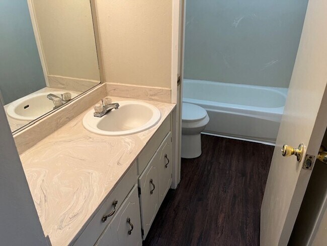 Building Photo - 3 bedroom 1.5 bathroom condo in Davis