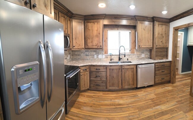 Building Photo - LEASE TAKEOVER: 3 bed, 2 bath Single Family home out by Hibbard