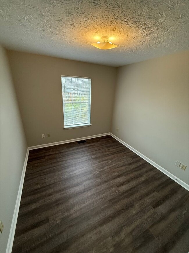 Building Photo - 223 Tanbark Dr