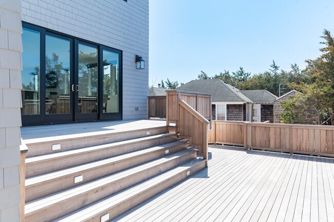 Building Photo - 44 Island Walk