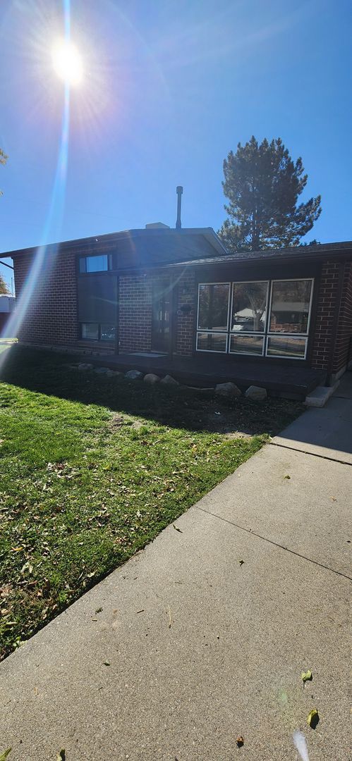 Building Photo - Beautiful Updated 4 Bedroom Home with Larg...