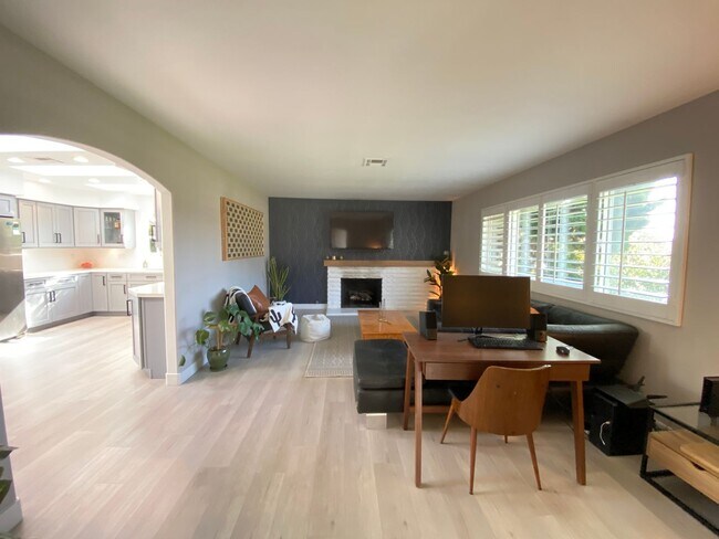 Building Photo - Beautiful 4 Bedroom Carlsbad Home!