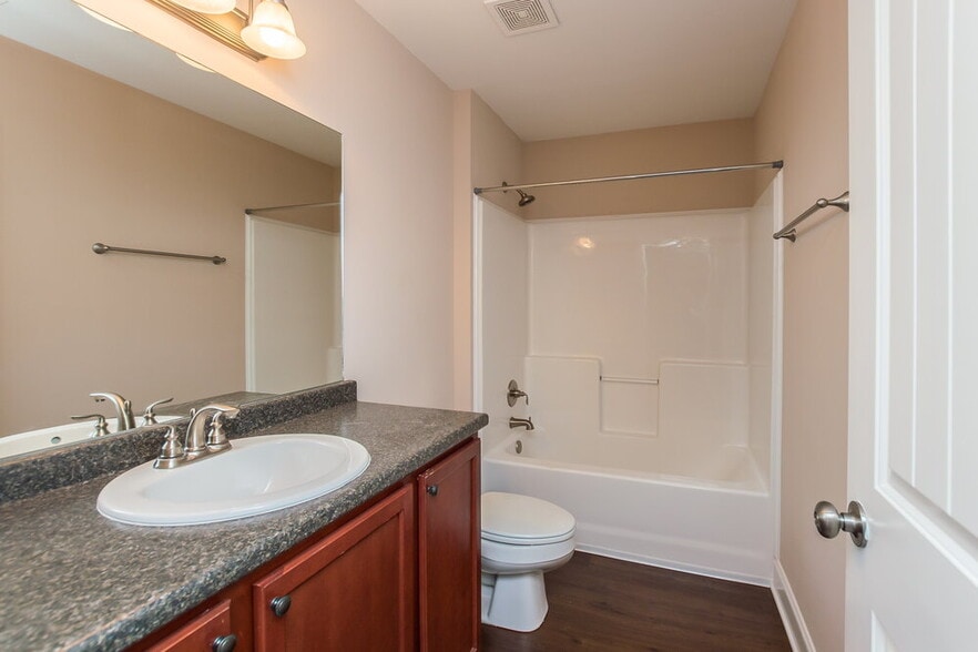 Building Photo - 2952 N Hartland Dr