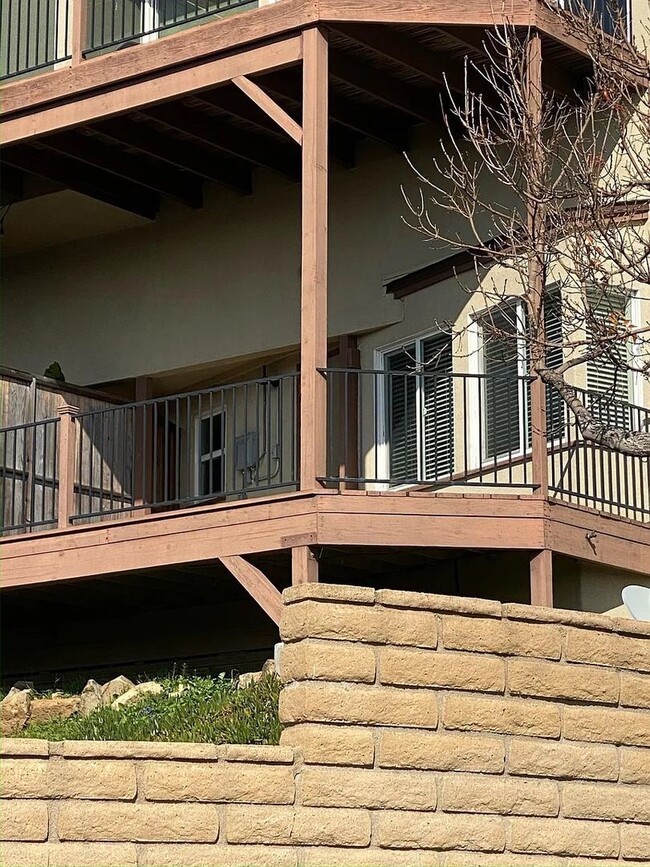 Building Photo - Spacious Studio aand 1-bedroom Apartments in Mission Hills – Prime Location!