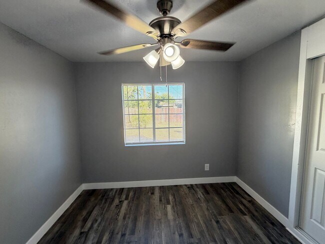 Building Photo - Newley Remodeled 3 BD 2 BA house with Big lot in SW Bakersfield