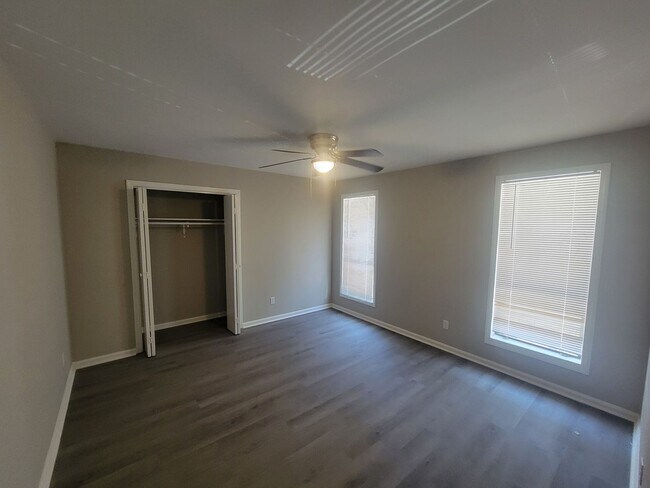 Building Photo - 1546 Hamilton Dr