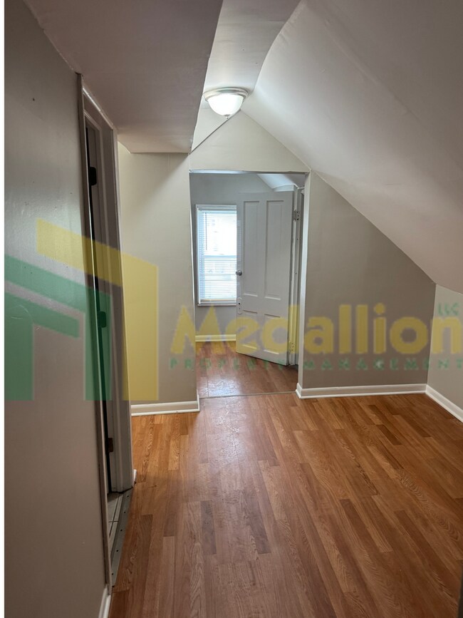 Building Photo - Charming Recently Updated Home 4-5 beds wi...