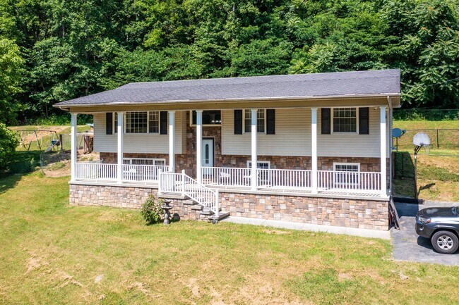 Building Photo - 3 br/ 2 bath home, private setting with garage/workshop