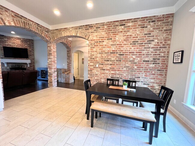 Building Photo - 725 Dumaine Dr