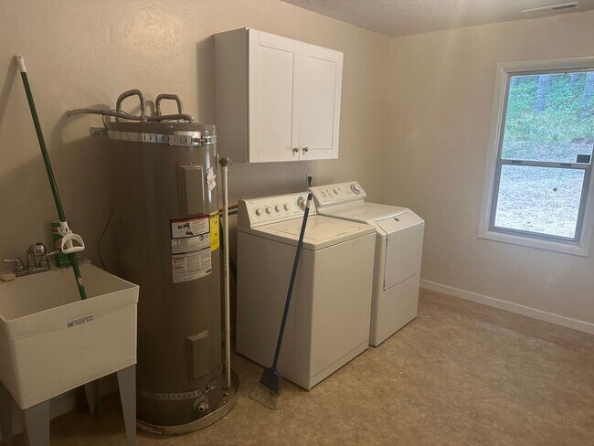 Building Photo - 2-bedroom 1 bath House