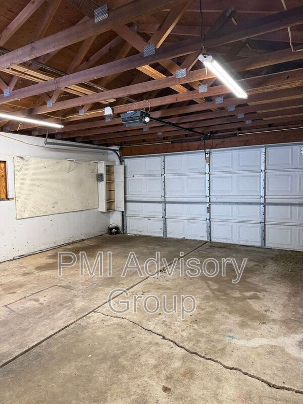 Building Photo - 829 SW Cambridge Ave